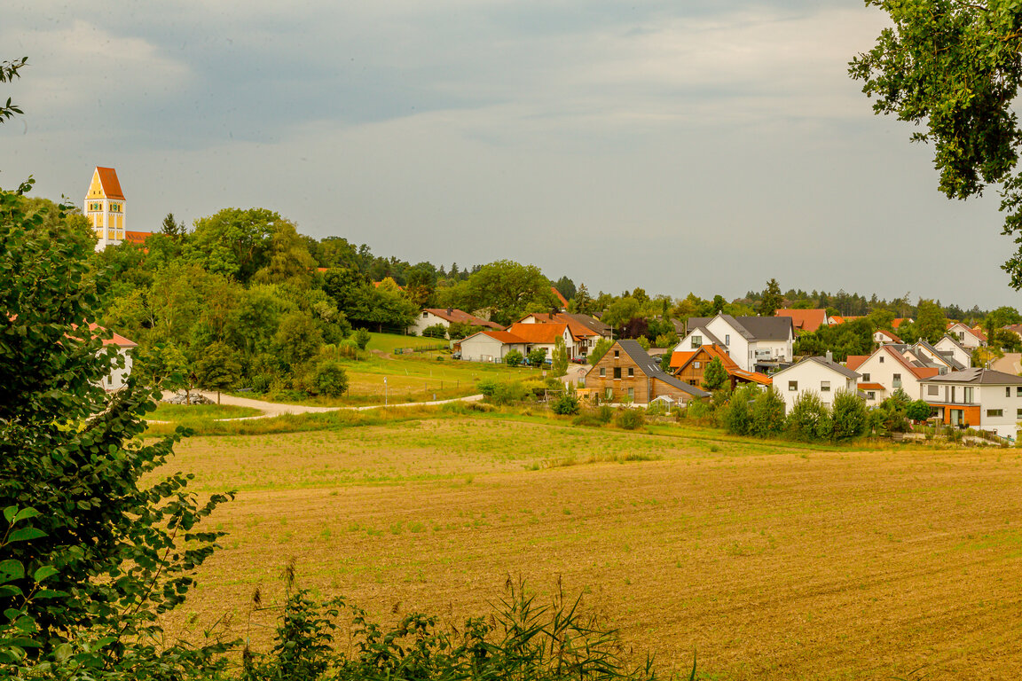Image: _JA 40711 Kirche Hohenried, neue Siedlung Nordosten, super Gemeinschaft.jpg